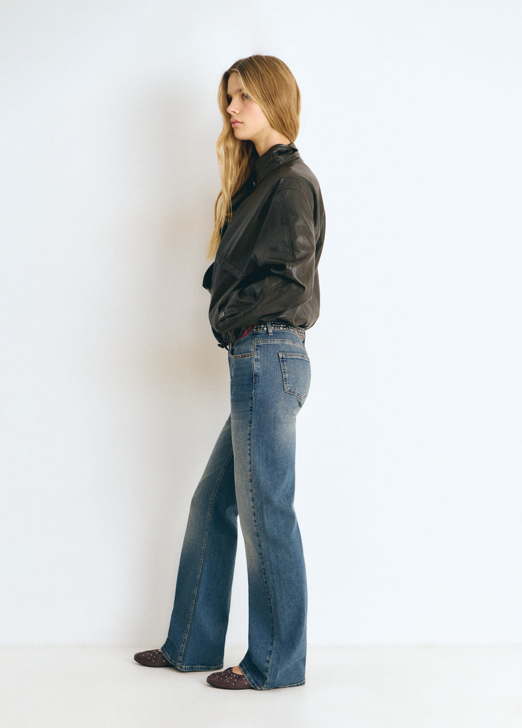 Jeans con borchie e vita alta
