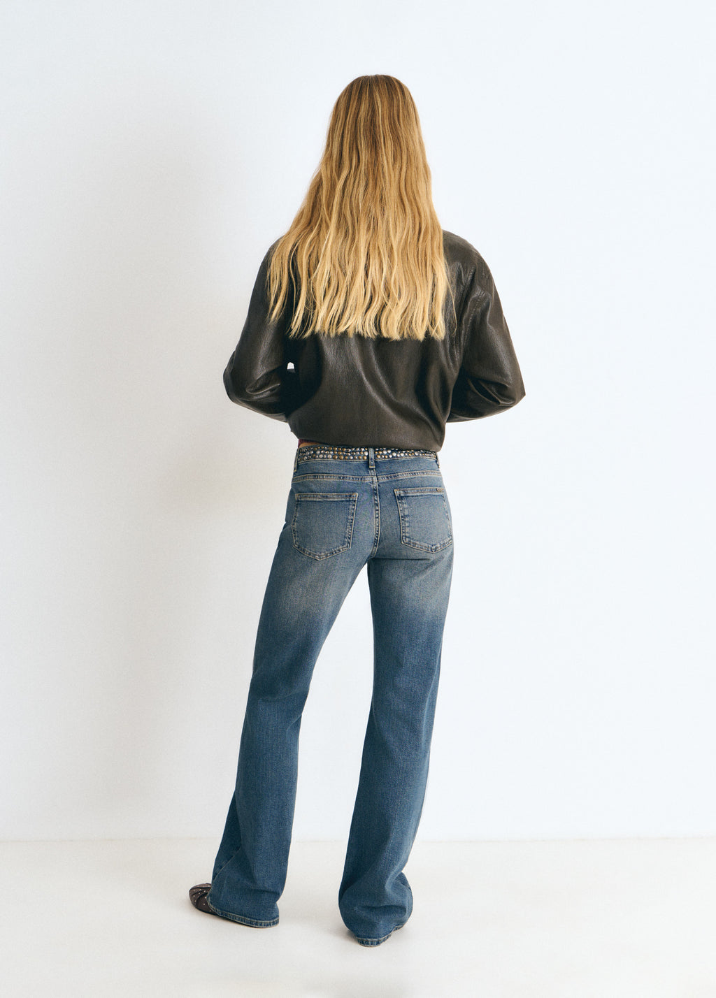 Jeans con borchie e vita alta