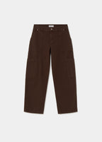 Pantalón cargo marrón visto de perfil con bolsillos laterales y corte amplio