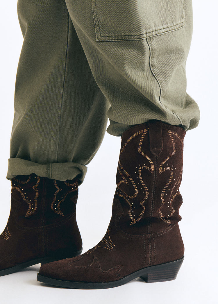 Cowboy boots with suede pieces