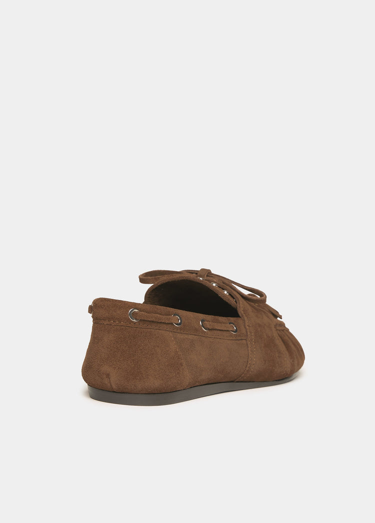 Zapato náutico de serraje en color chocolate visto desde atrás con tachas metálicas