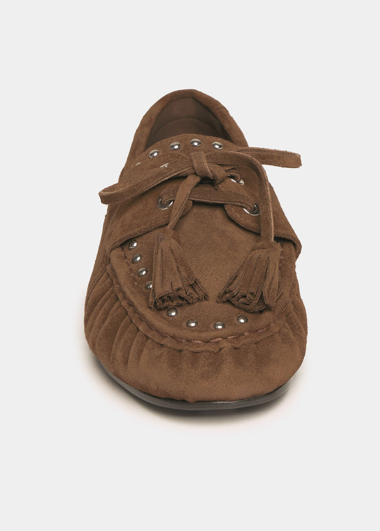Zapato náutico de serraje en color chocolate visto desde arriba con cordones y borlas