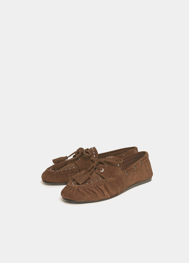 Zapato náutico de serraje en color chocolate visto de perfil con tachas metálicas