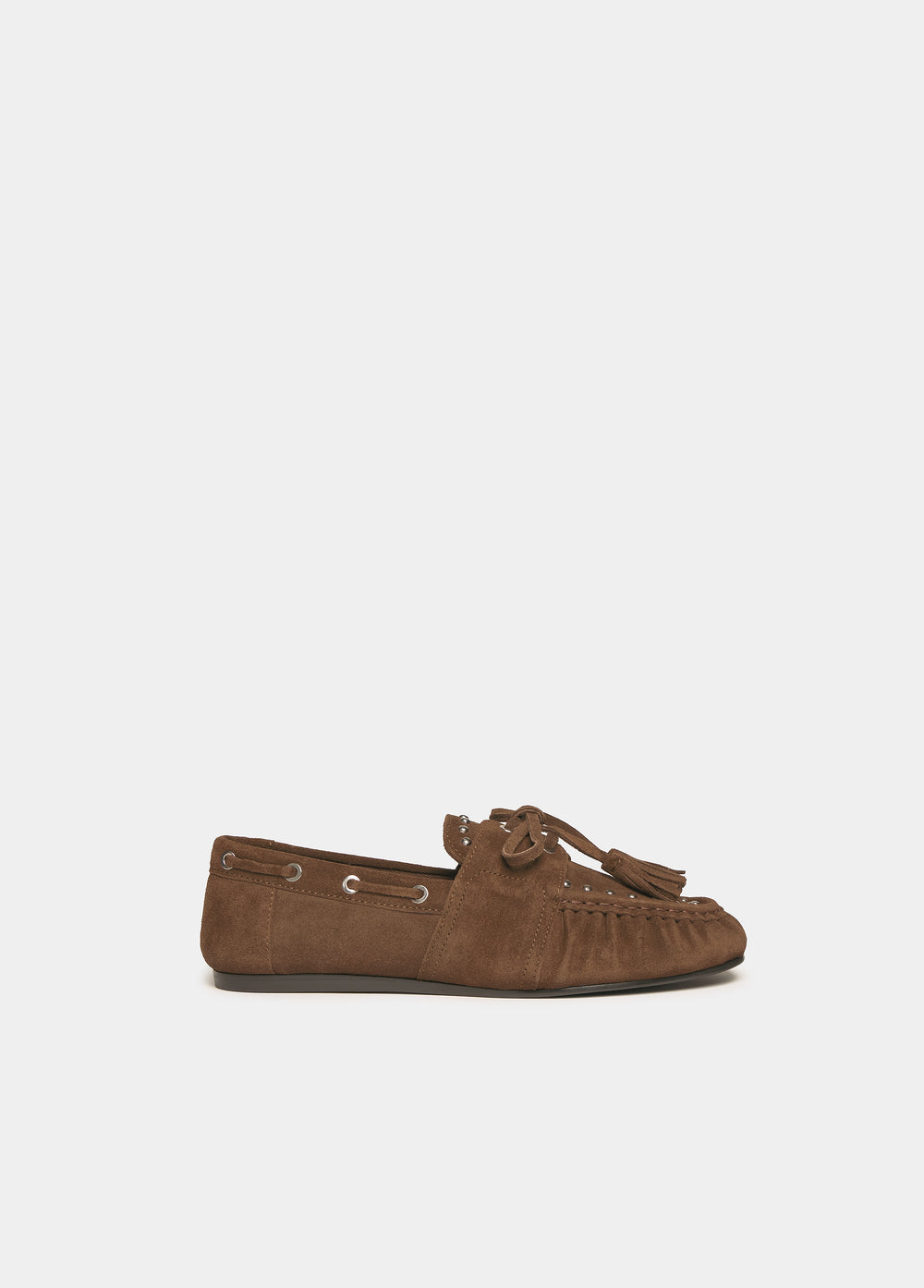 Zapato náutico de serraje en color chocolate con tachas y cordones, visto en pie sobre fondo blanco
