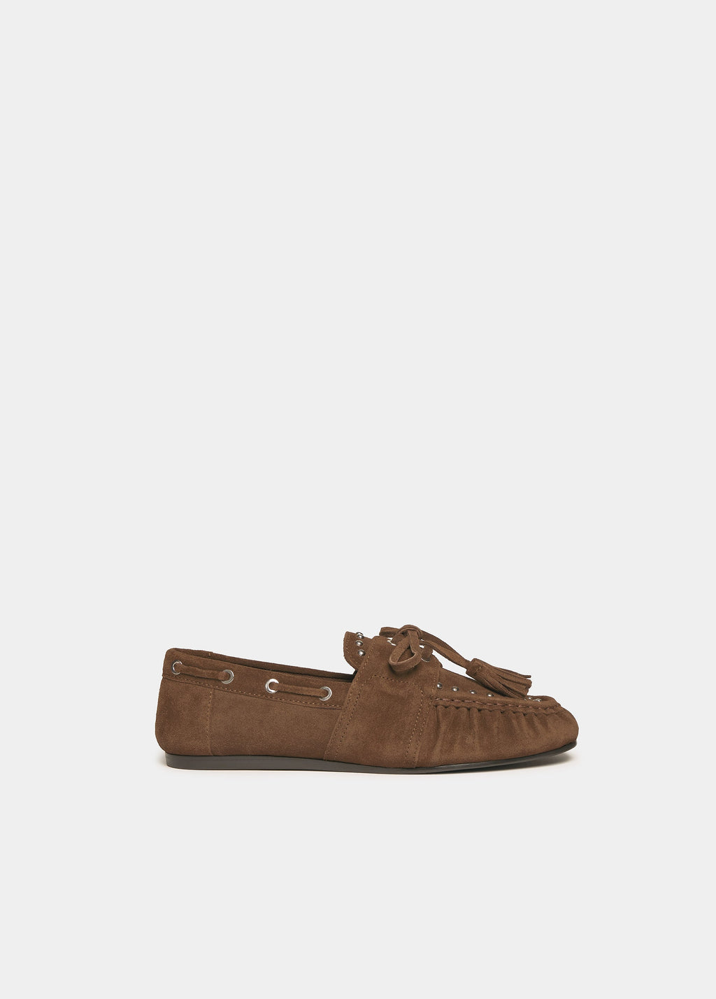 Zapato náutico de serraje en color chocolate visto de perfil con borlas y tachas metálicas