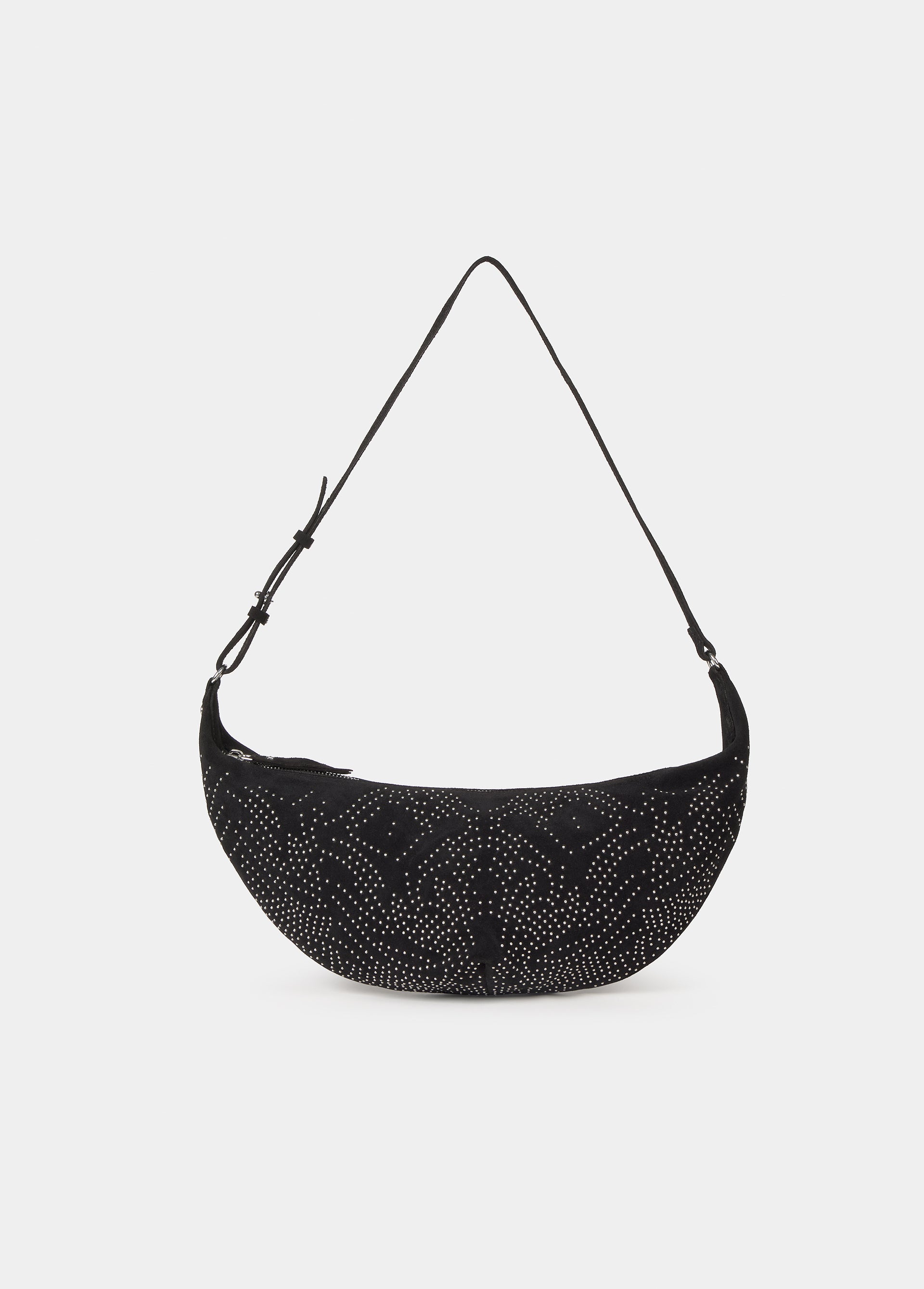 Bolso bandolera de color negro con tachas lucido sobre modelo