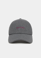 Gorra de fieltro gris con bordado frontal lucida sobre modelo junto a su jersey de cremallera