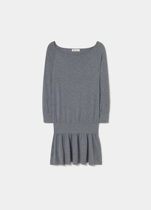 Kleid mit weitem Ausschnitt