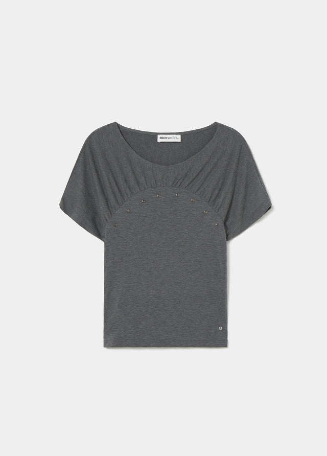T-shirt con taglio anteriore e borchie