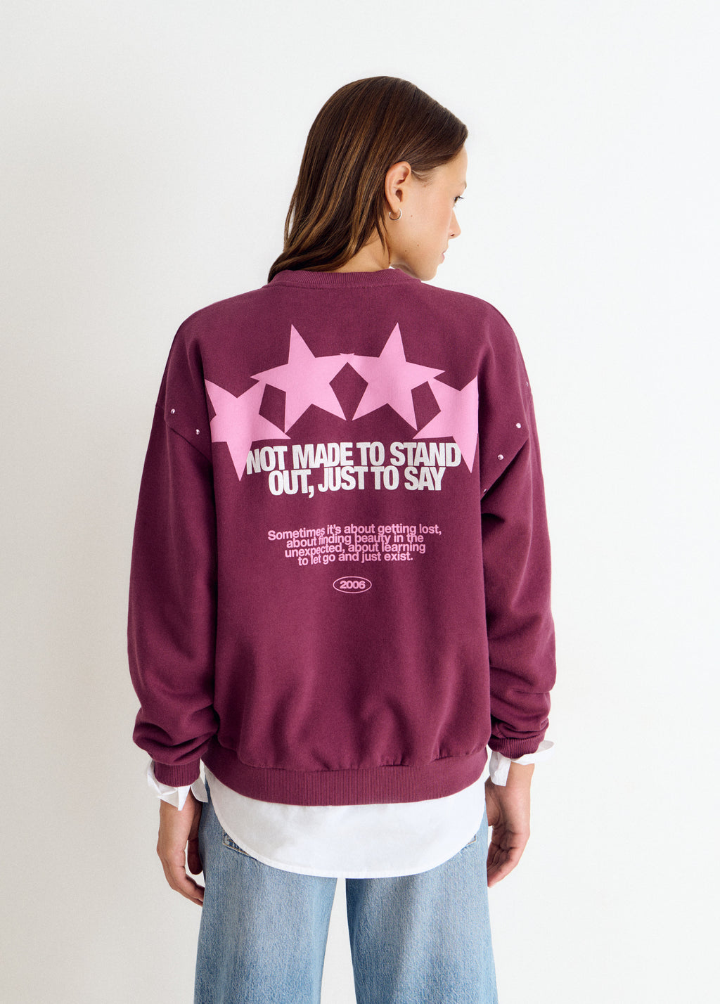Sudadera print estrellas y tachas