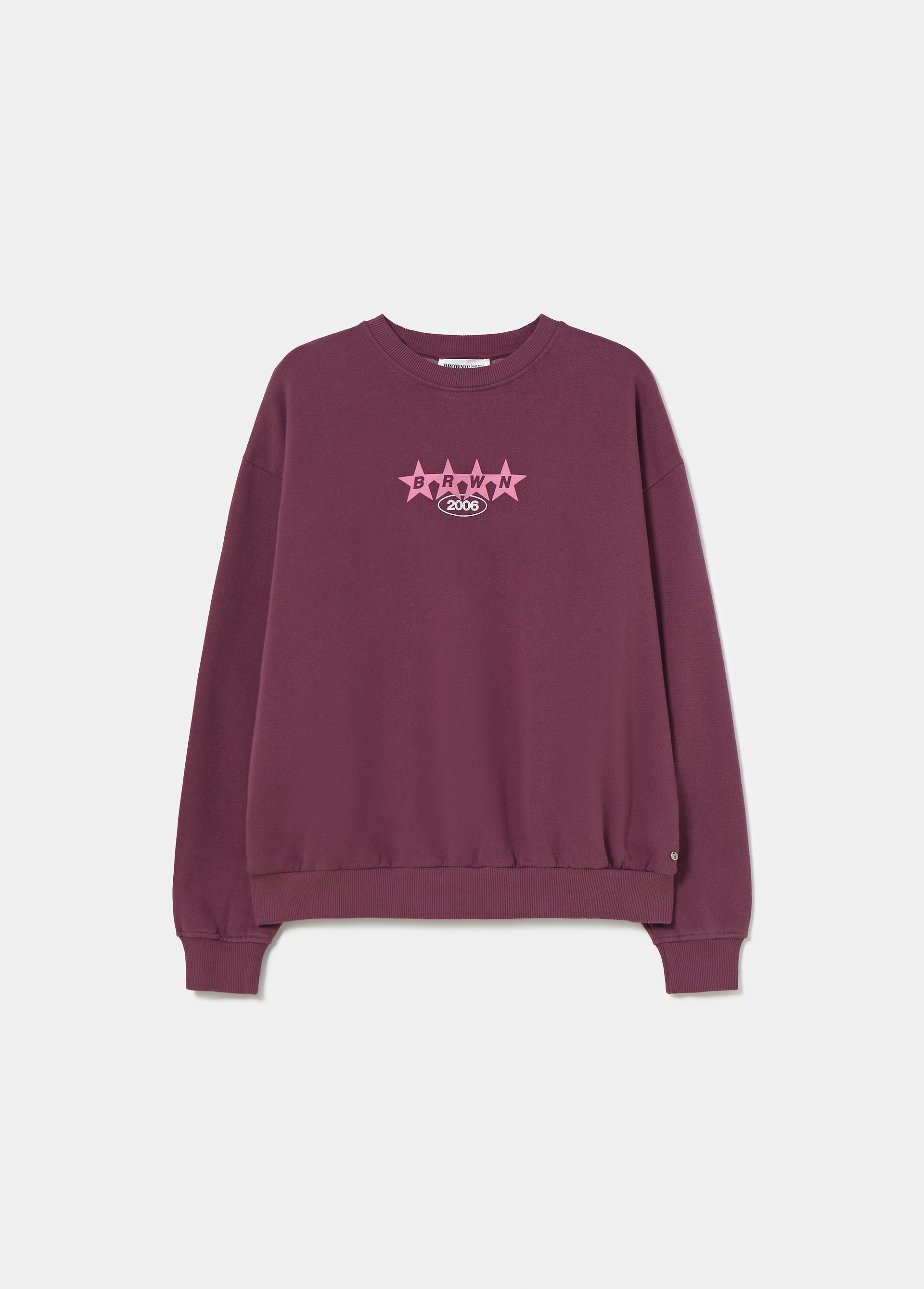 Sudadera de color granate con estampado de estrellas y texto en la espalda