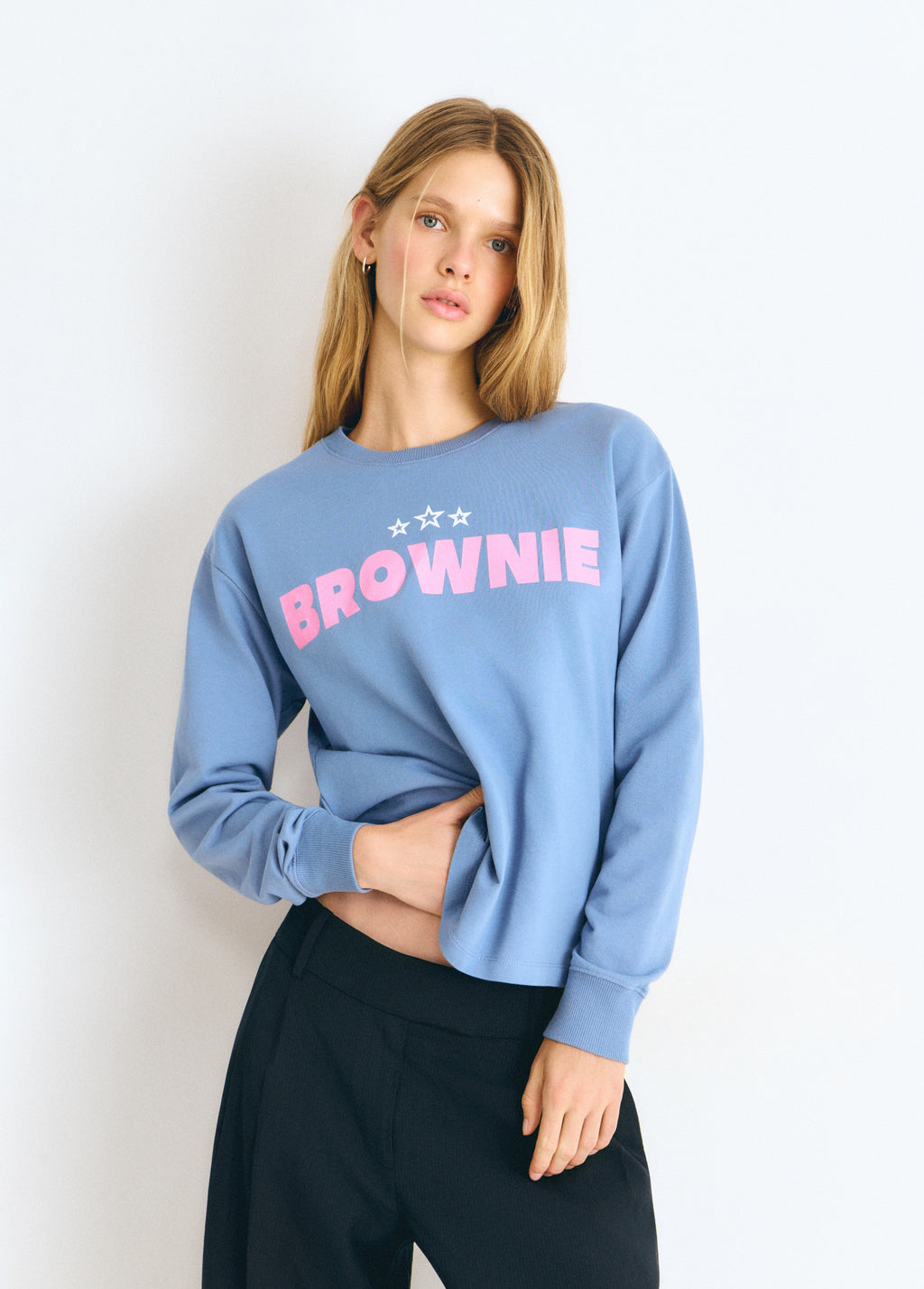 Sudadera azul con estampado rosa de la palabra Brownie y tres estrellas en el pecho