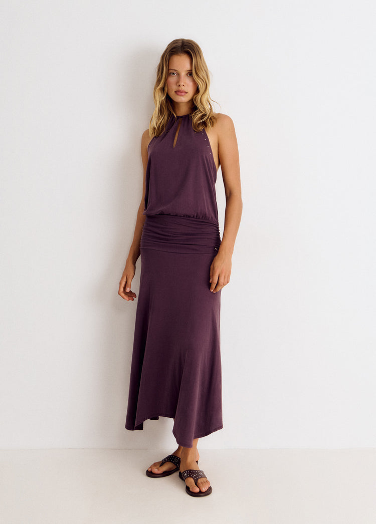 Vestido escotado tachas