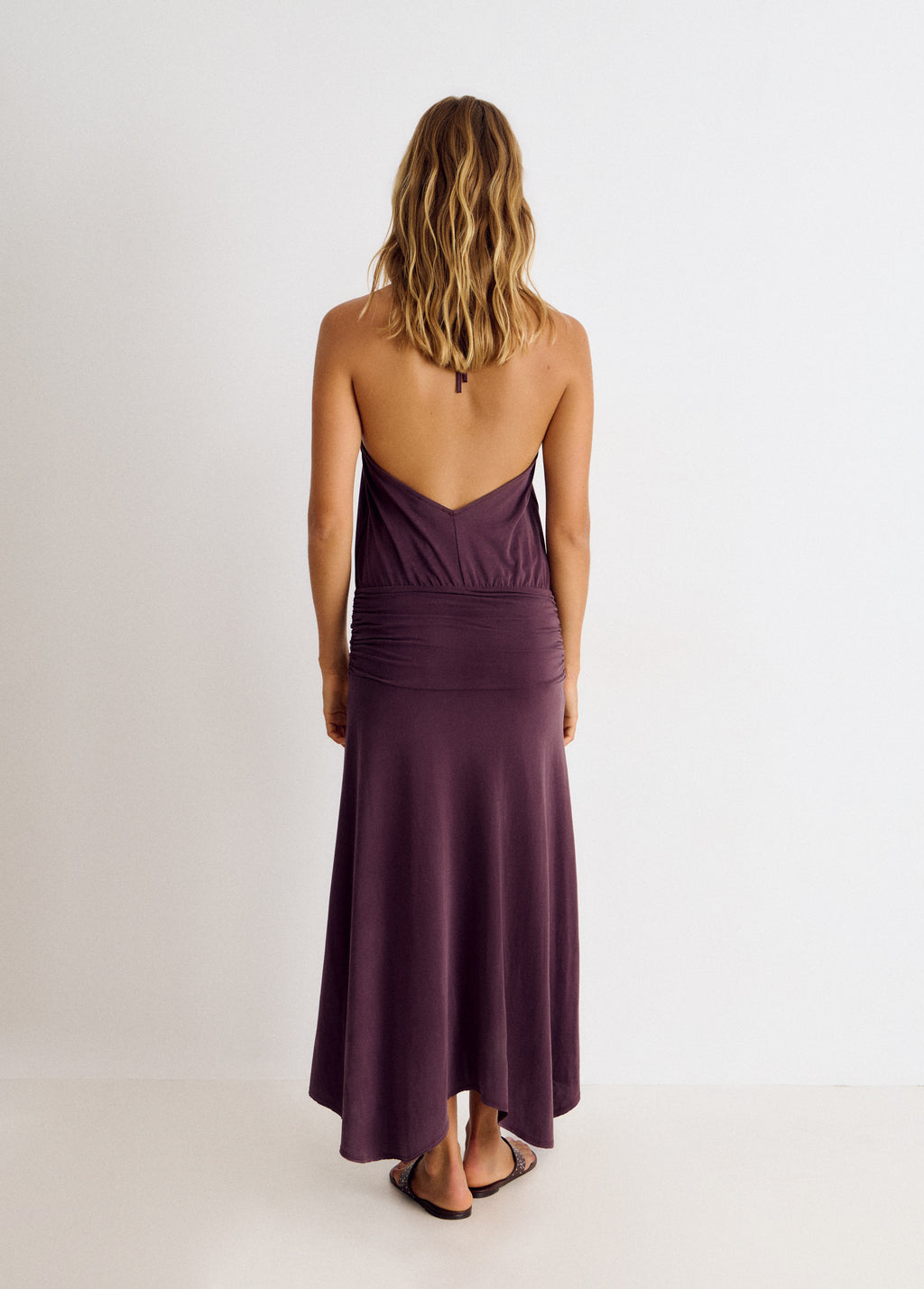 Vestido escotado tachas