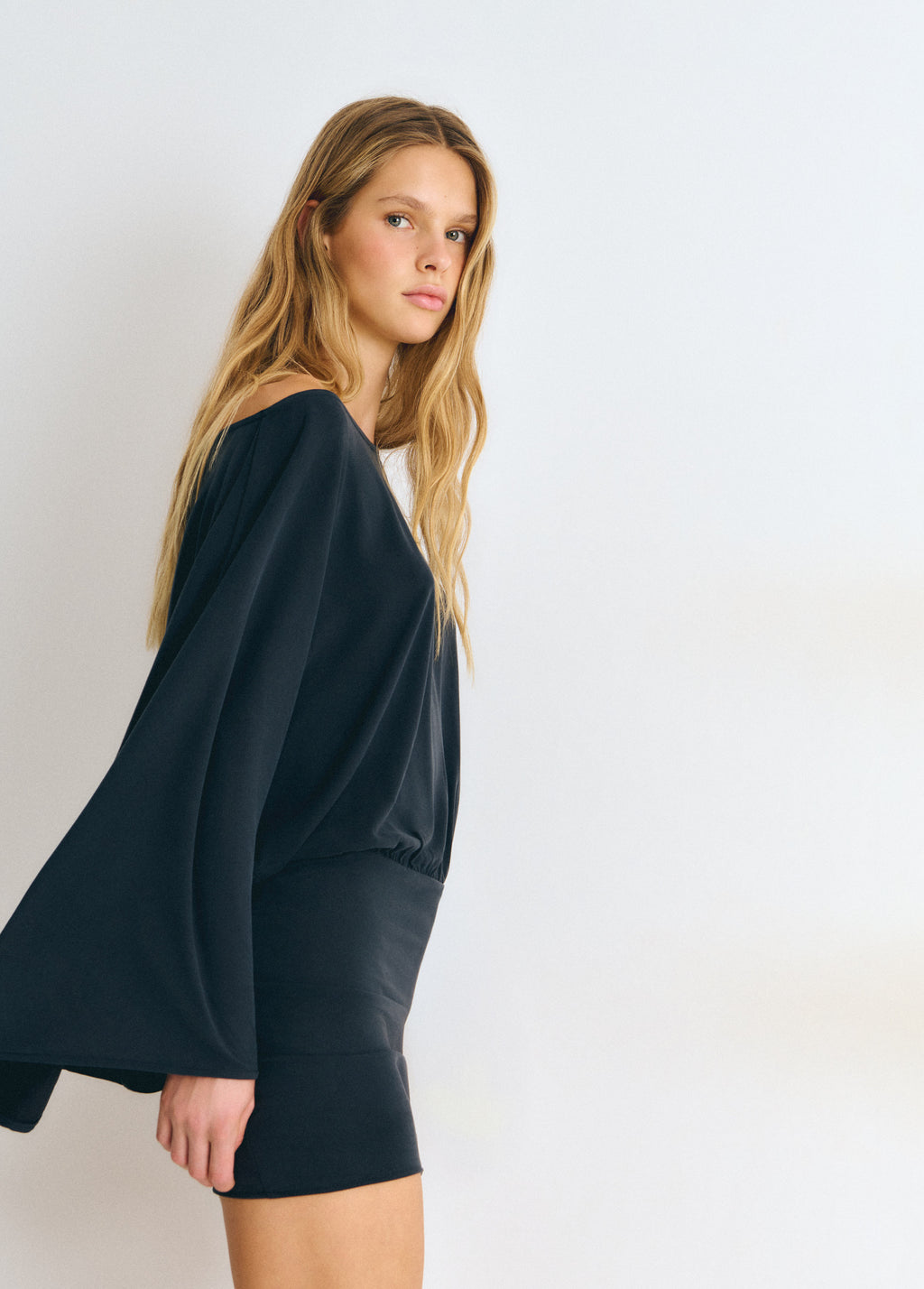 Cupro-Kleid mit Cape-Ärmeln