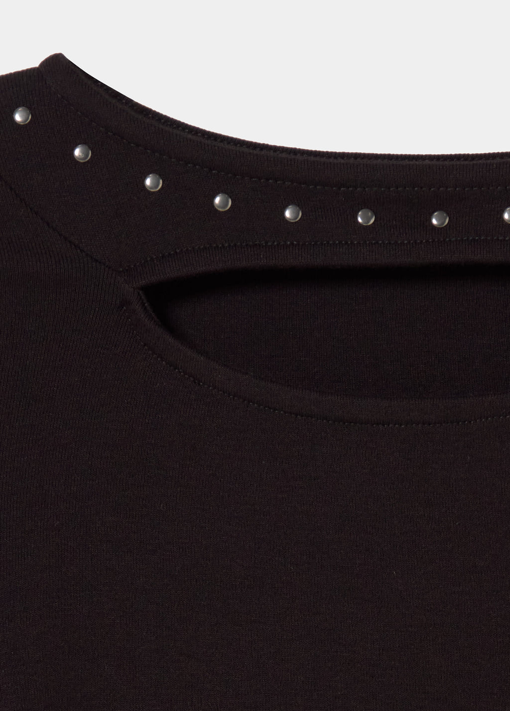 Camiseta negra con escote cut out y remates de tachas metálicas en el cuello