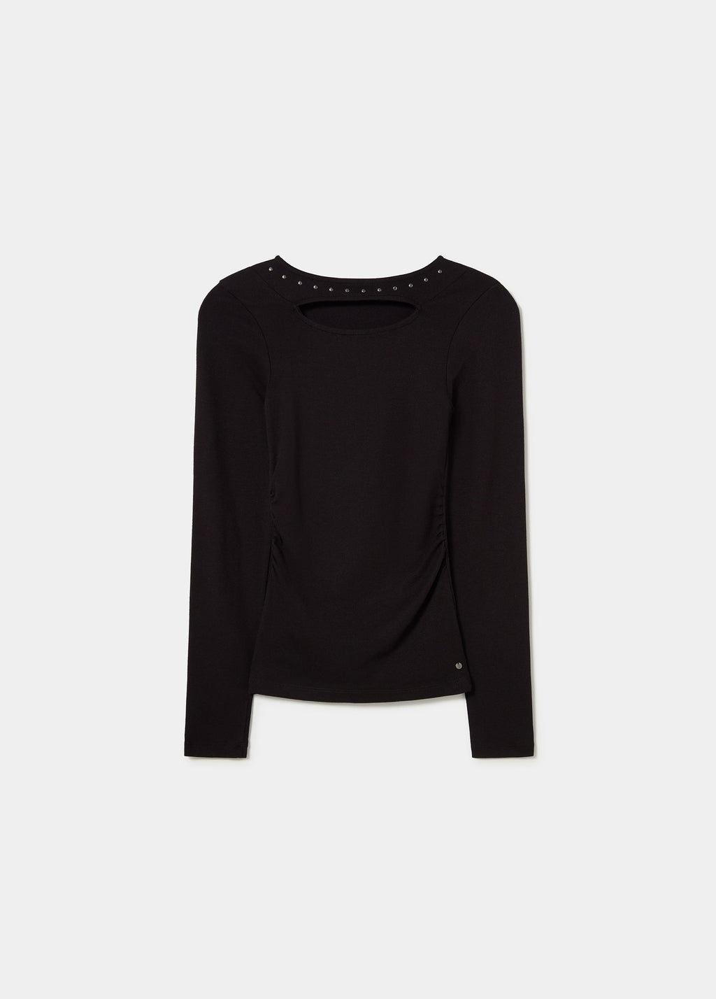 Camiseta negra de manga larga con escote cut out y remates de tachas metálicas en el cuello