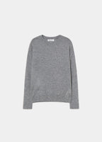 Jersey de cuello redondo en gris sobre modelo