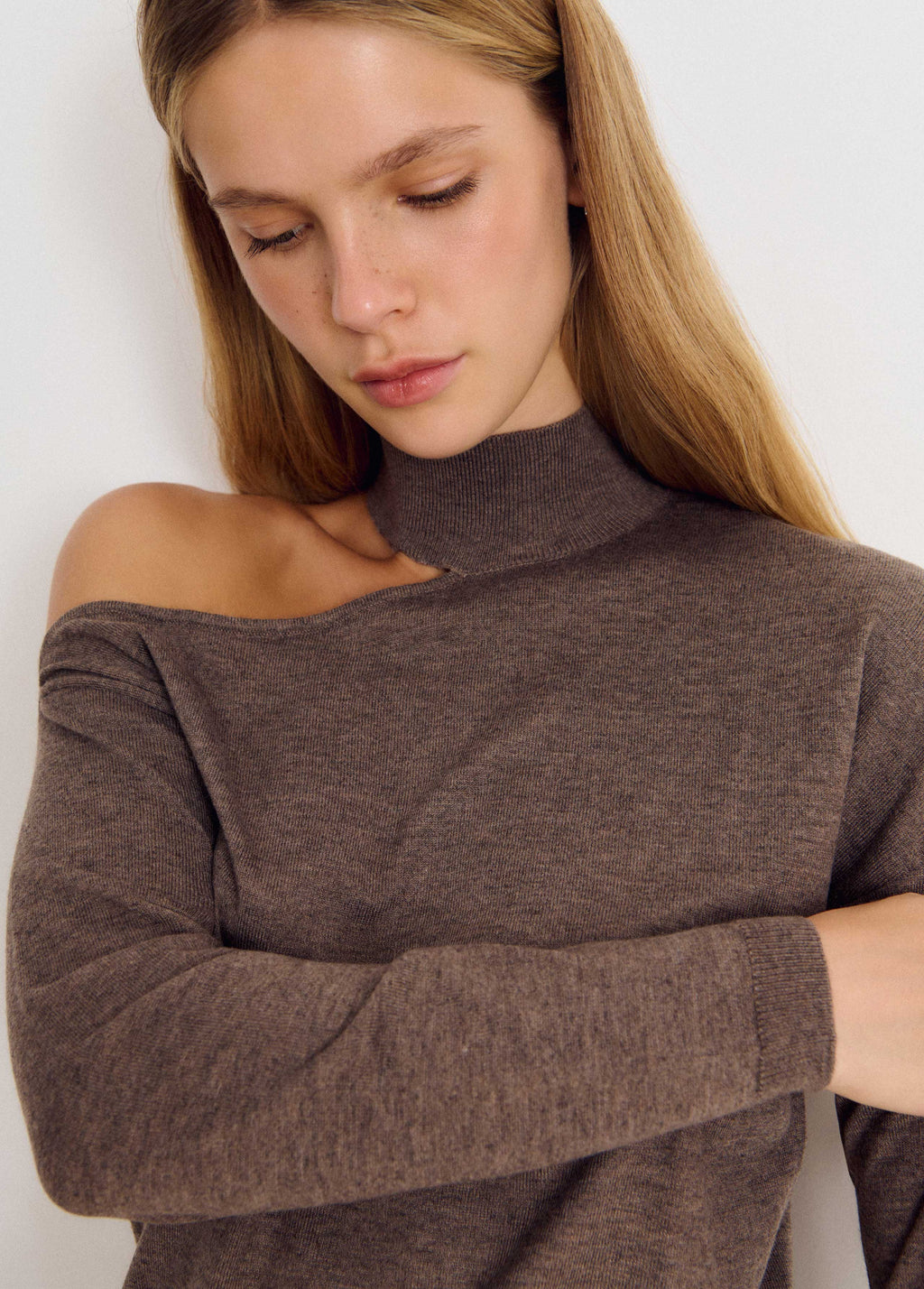 Fine cut-out sweater