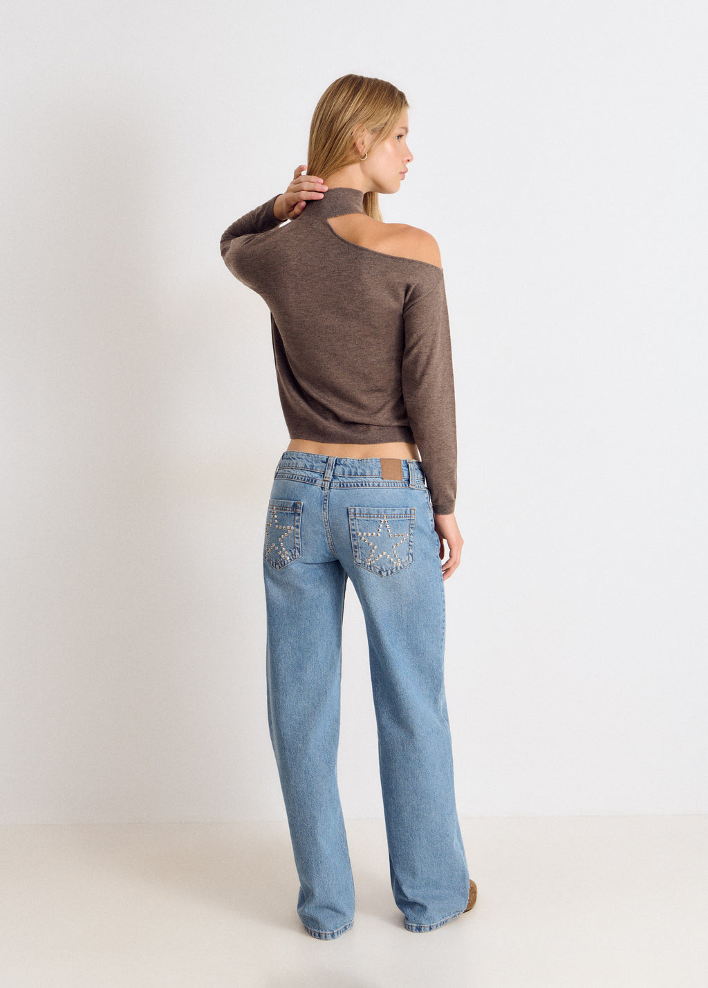 Fine cut-out sweater