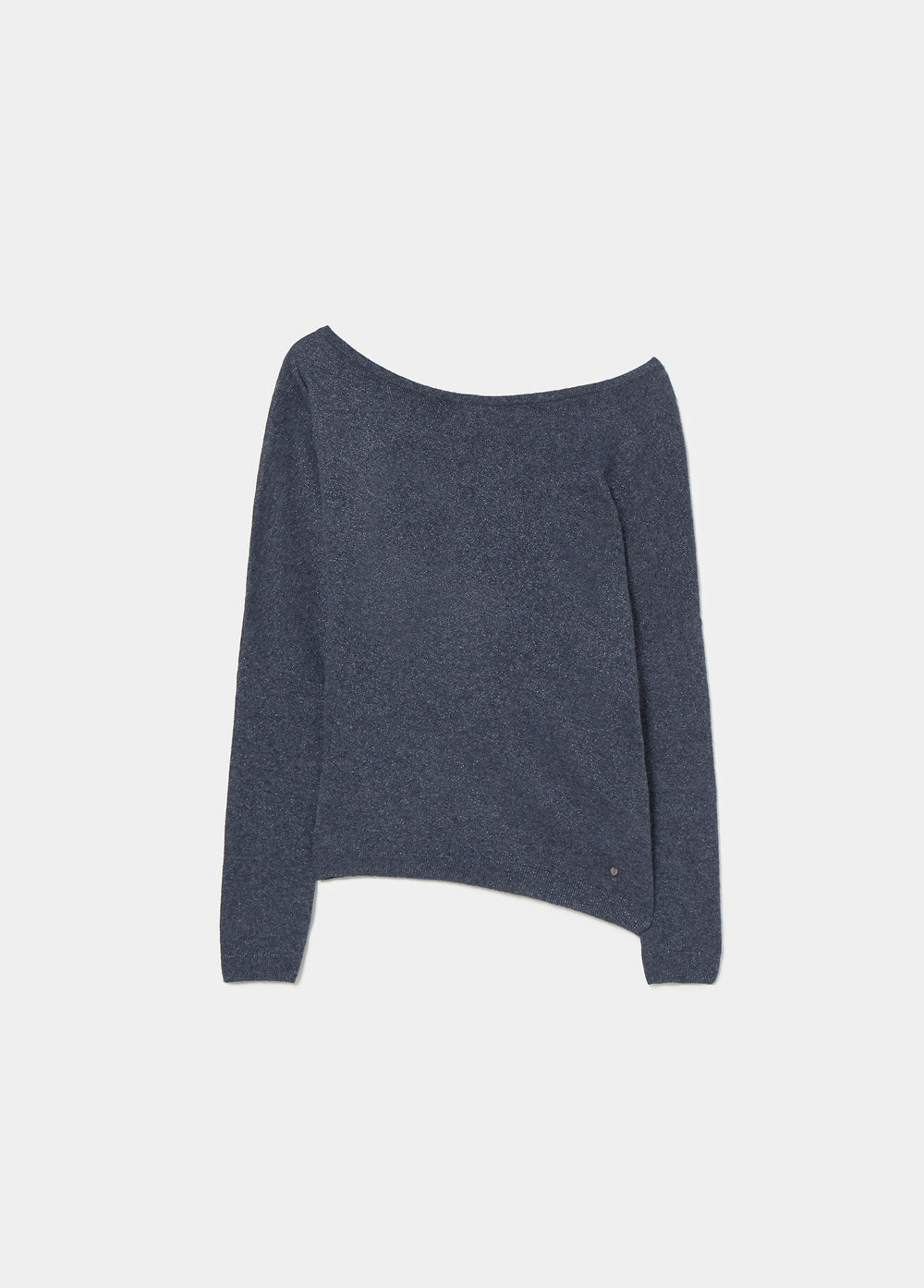 Jersey azul de escote barco con efecto metalizado sobre modelo