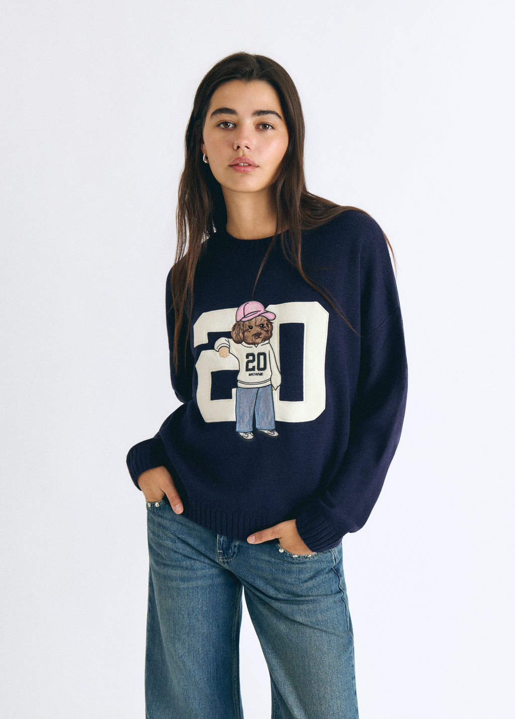 Jersey marino de punto con un diseño gráfico de un perrito y el número 20