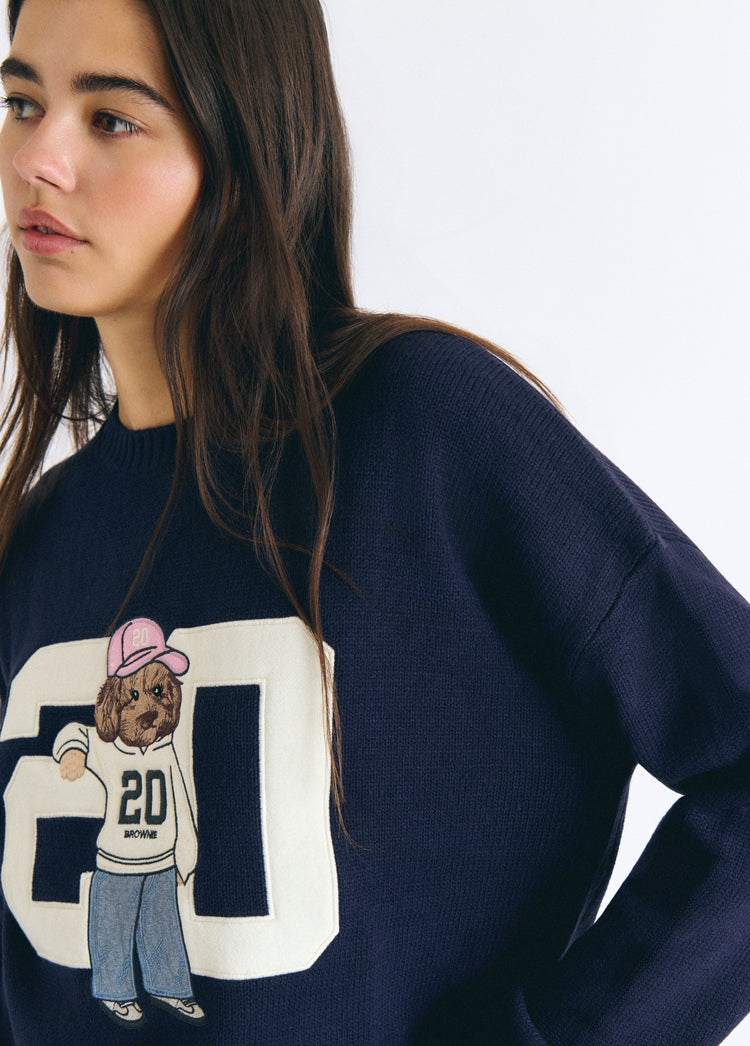 Jersey marino de punto sobre modelo mostrando el estampado del perrito con gorra rosa y el número 20