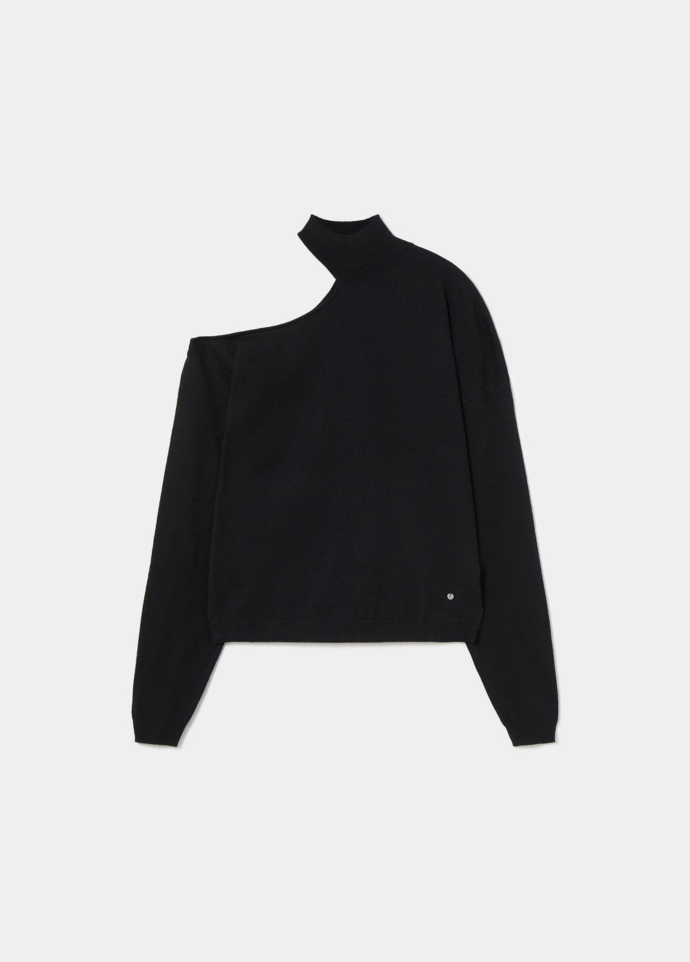 Jersey negro de cuello alto con abertura asimétrica sobre modelo