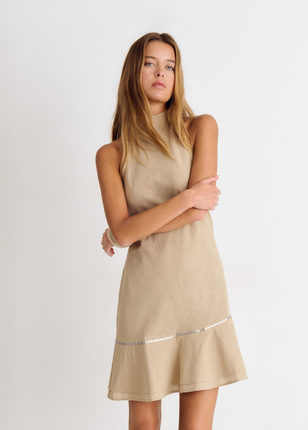 Vestido corto bajo asimetrico cuello drapeado