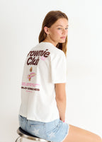 Camiseta blanca de manga corta con estampa de perro surfero y tipografía retro en la espalda