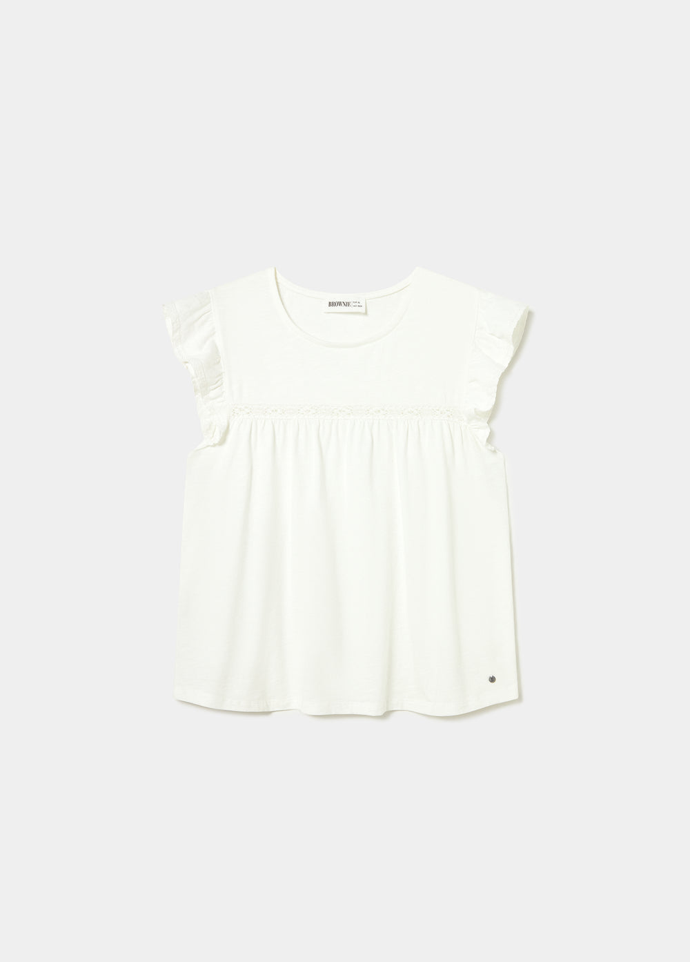 Camiseta blanca de tirantes anchos con volantes y detalle de puntilla en el pecho