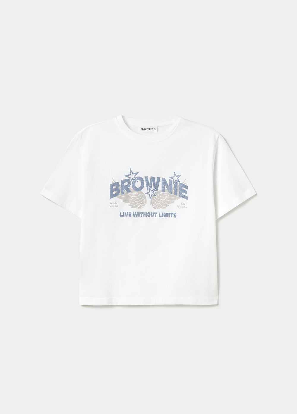 Camiseta blanca de manga corta con estampado de alas y letras glitter