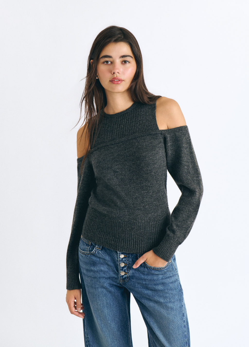 Jersey gris oscuro de hombros descubiertos y manga larga sobre modelo