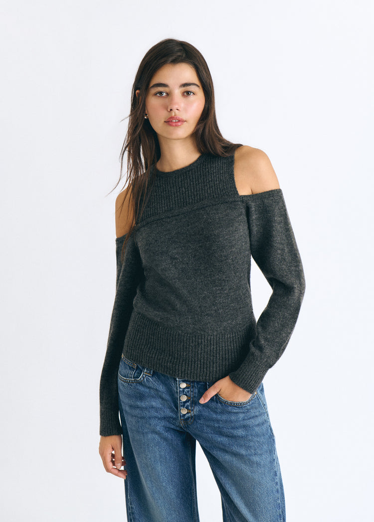 Jersey gris oscuro de hombros descubiertos y manga larga sobre modelo