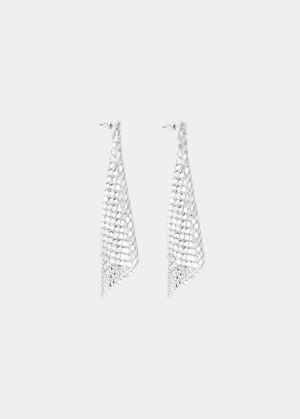 Pendientes de malla metálica en forma de rombo de color plata colgando sobre fondo liso