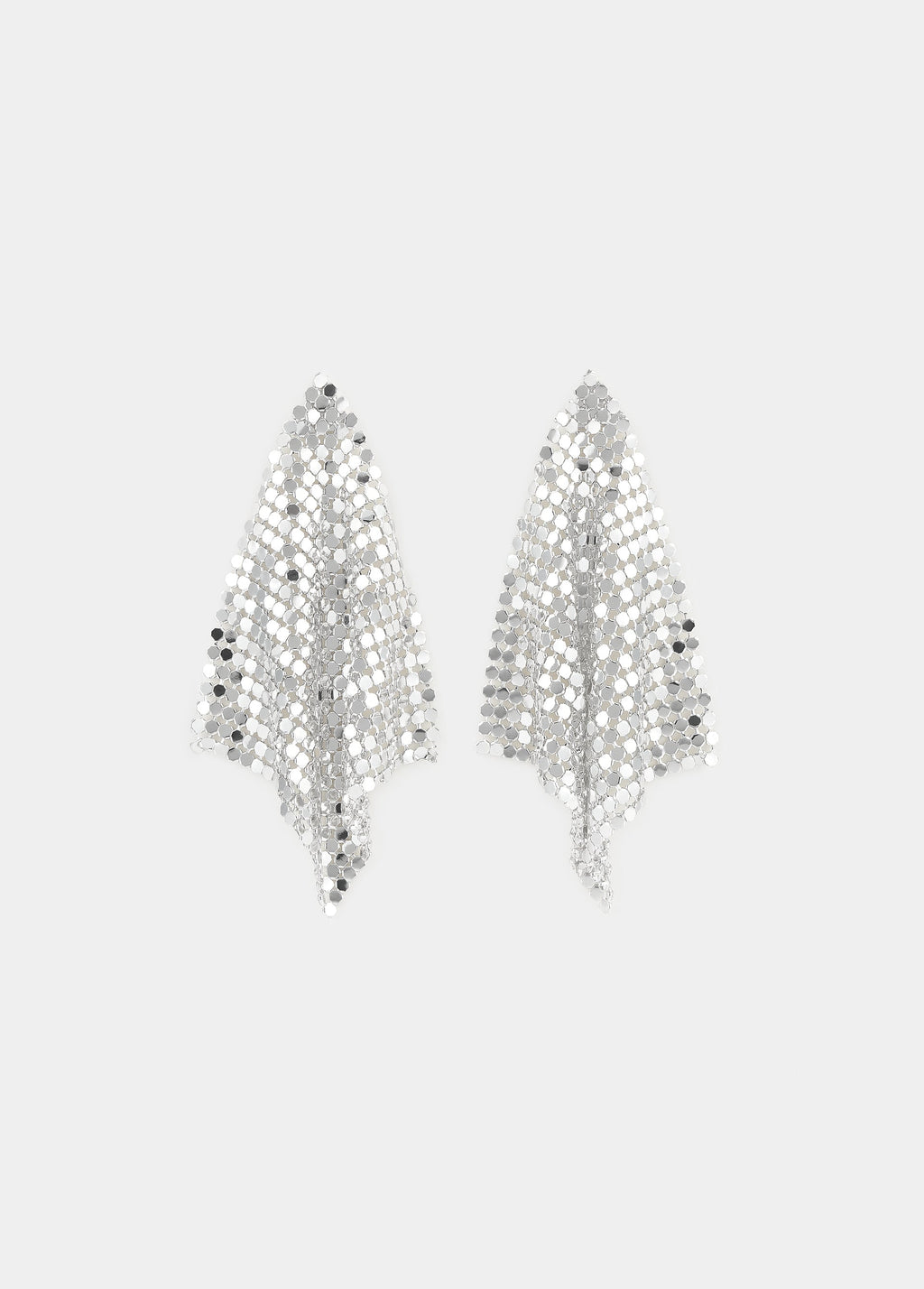 Pendientes de malla metálica en forma de rombo de color plata vistos de frente sobre fondo liso
