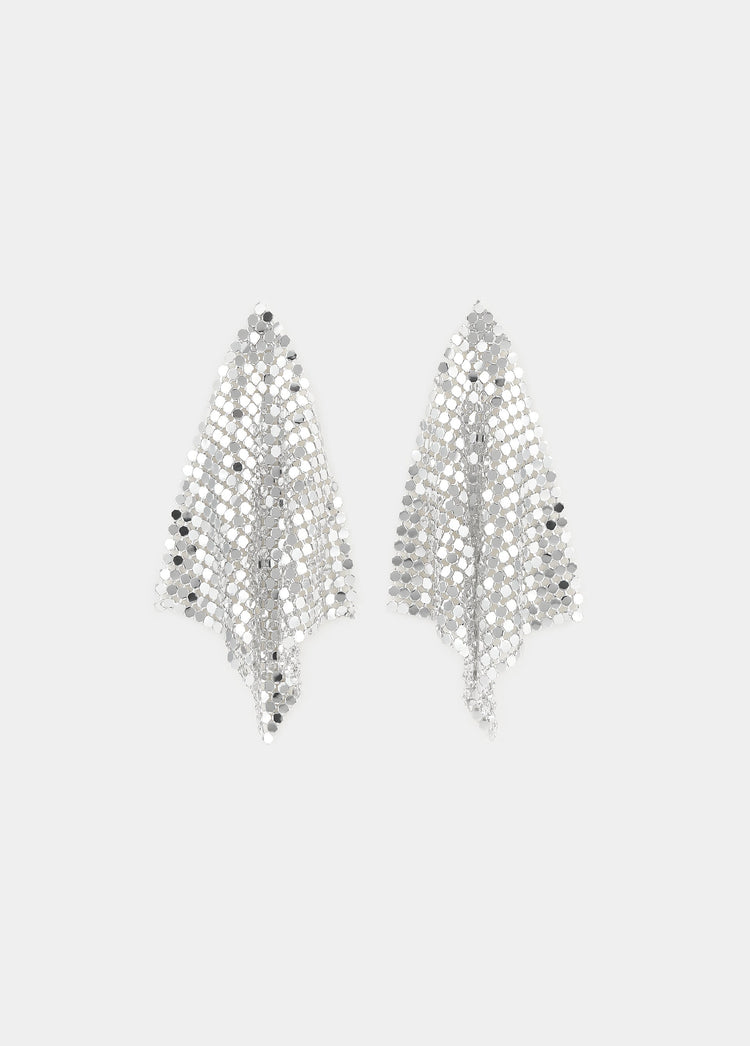 Pendientes de malla metálica en forma de rombo de color plata vistos de frente sobre fondo liso