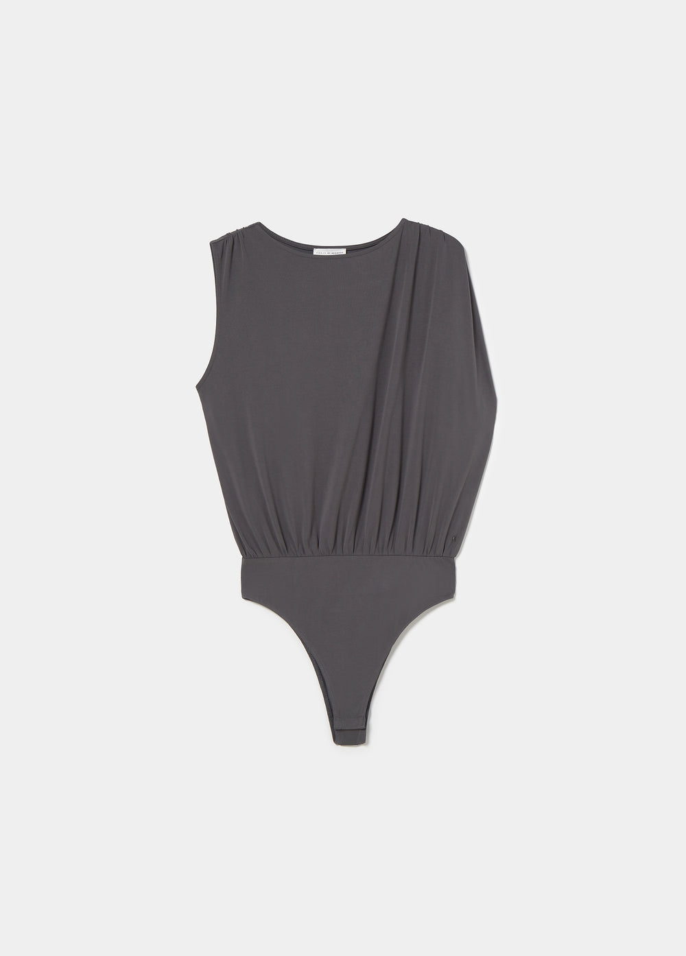 Top de cupro antracita de hombros caídos sobre modelo con detalle de cuello y tiras metálicas