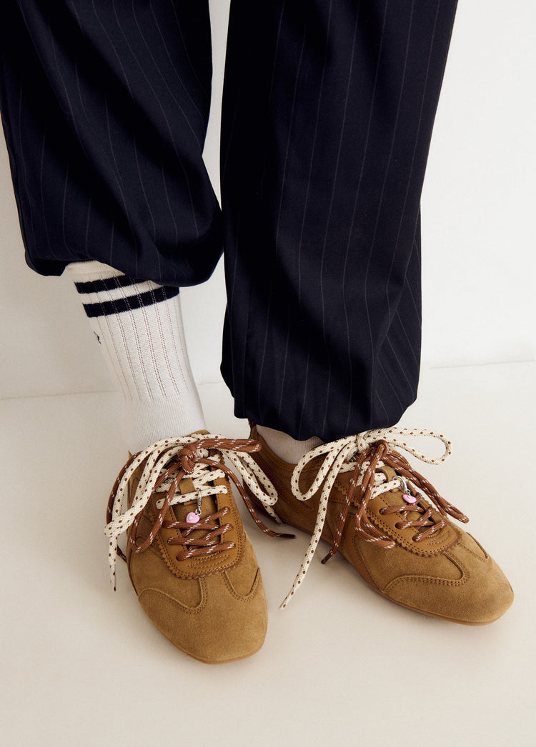 Suede sneaker with double laces