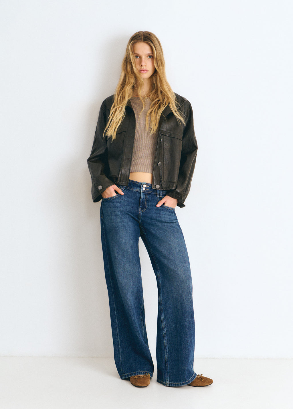 Low-rise wide-leg jeans