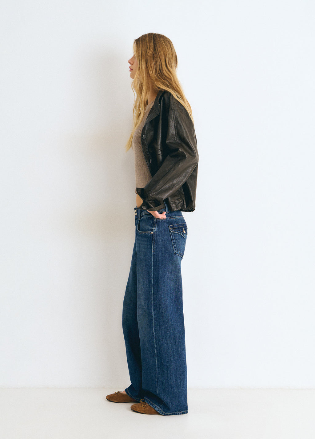 Low-rise wide-leg jeans