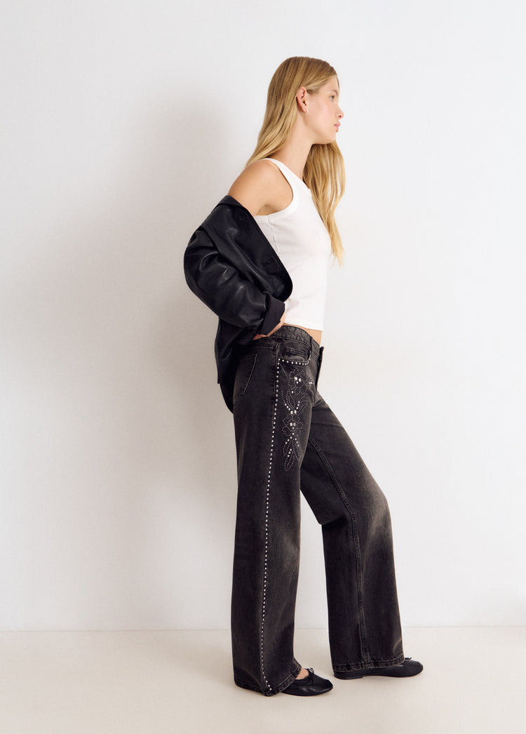 Low-Rise-Jeans mit Blumen-Nieten
