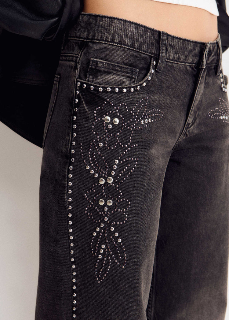 Low-Rise-Jeans mit Blumen-Nieten