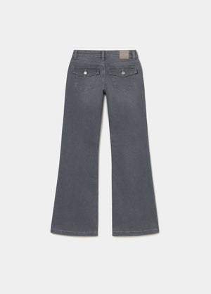 Jeans flare bolsillos traseros