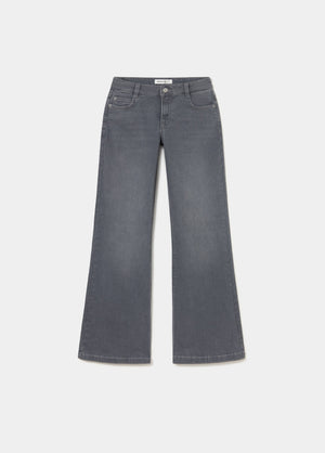 Jeans flare bolsillos traseros