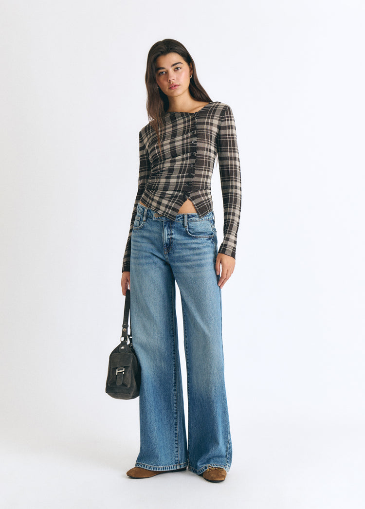 Jeans vaqueros de tiro medio y corte ancho en azul oscuro sobre modelo