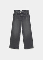 Jeans vaqueros de tiro medio y pierna ancha en gris oscuro sobre modelo