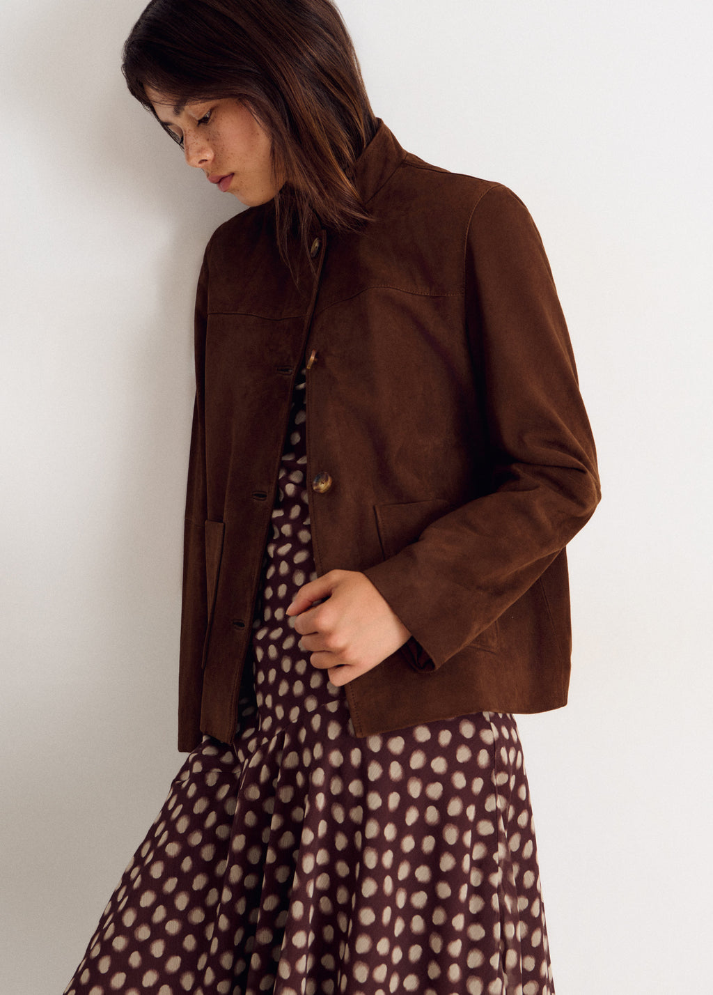 Chaqueta de piel marrón con cuello mao vista de perfil