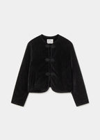 Chaqueta de terciopelo negro con alamares vista frontal sobre modelo