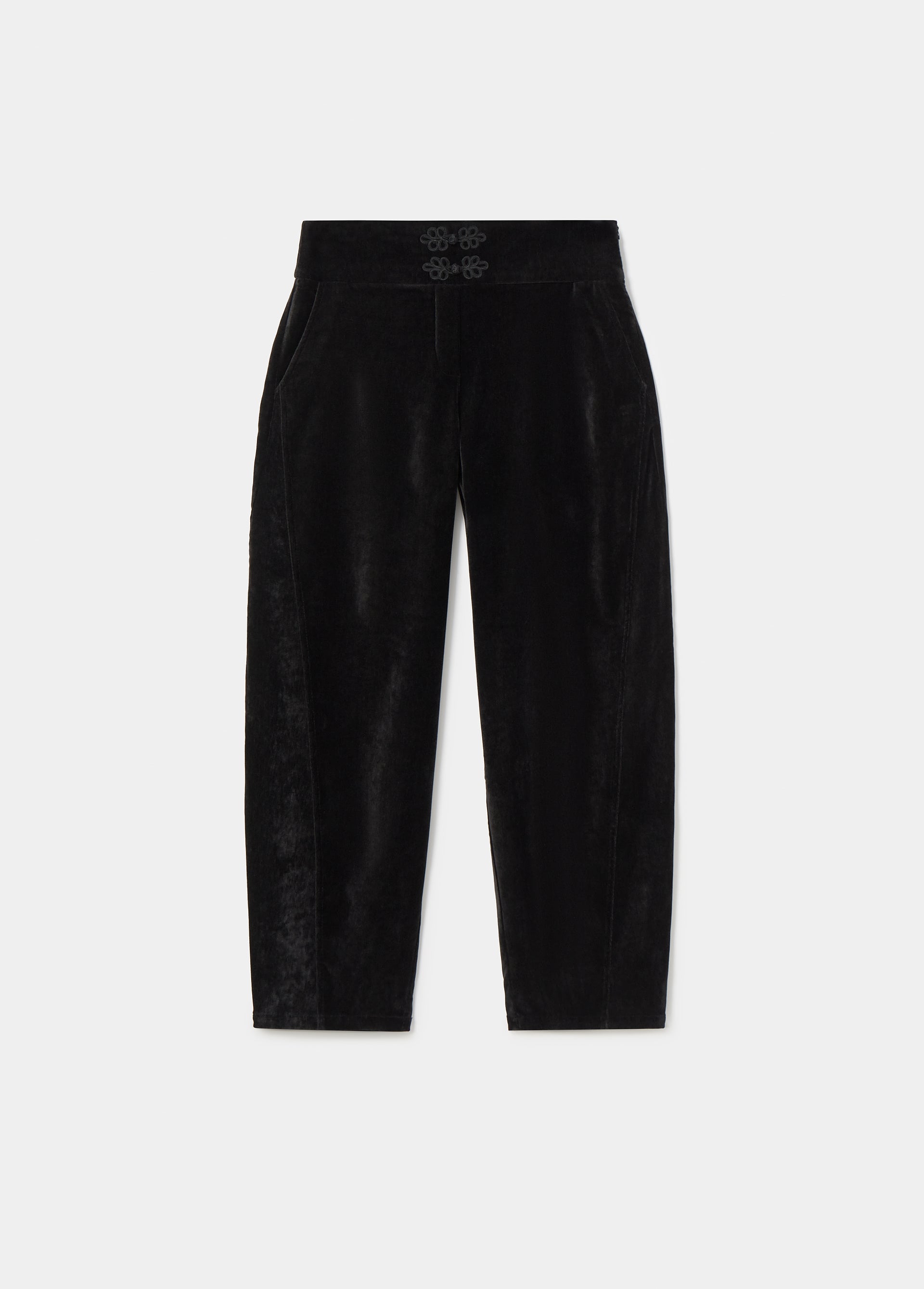 Pantalón negro de terciopelo con pinzas y caída holgada sobre modelo